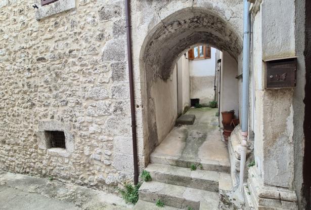 Stone structure, partially renovated town house of 120sqm with 30sqm terrace, in a lively town. 2