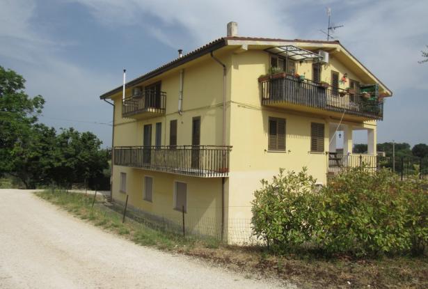 Finished, 3 bedroom countryside apartment of 120sqm in a scenic position between Lanciano and Castel Frentano with no stairs. 15
