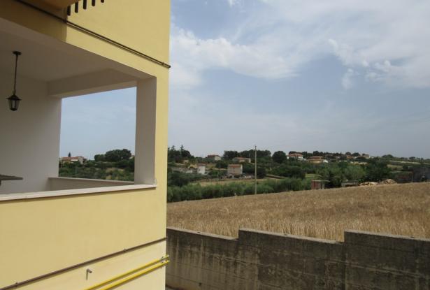 Finished, 3 bedroom countryside apartment of 120sqm in a scenic position between Lanciano and Castel Frentano with no stairs. 18