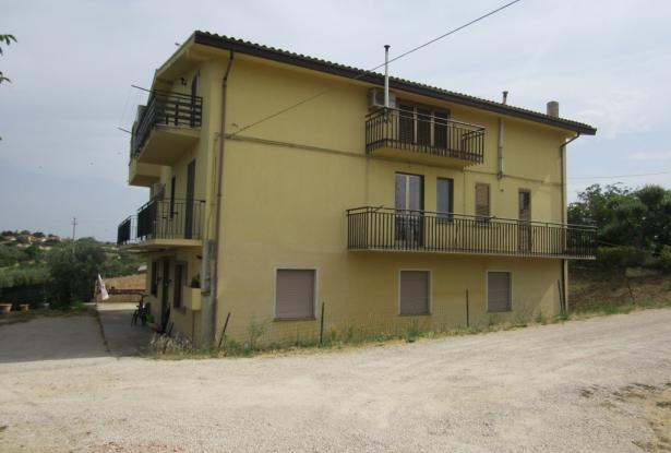 Finished, 3 bedroom countryside apartment of 120sqm in a scenic position between Lanciano and Castel Frentano with no stairs. 14
