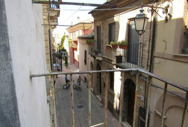 1800s apartment, habitable, with vaulted ceilings, 2 bedrooms in the old center of Lanciano. 7