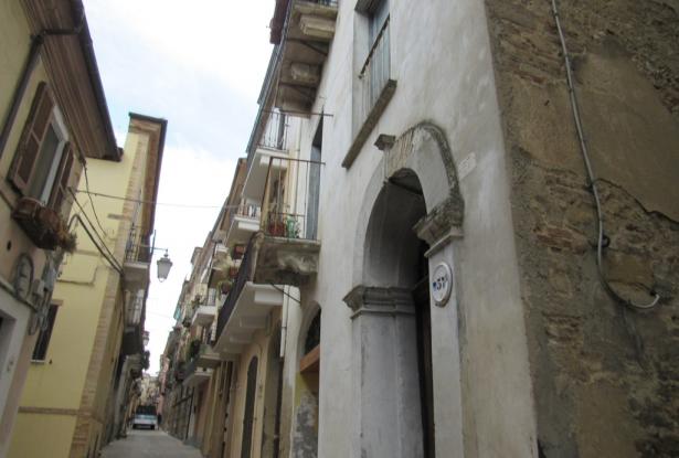 1800s apartment, habitable, with vaulted ceilings, 2 bedrooms in the old center of Lanciano. 14