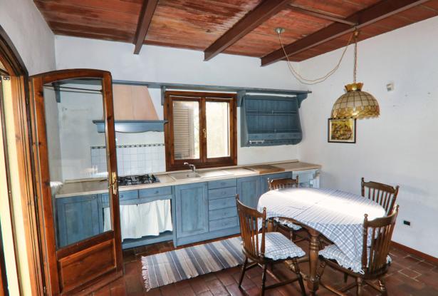 Reconnecting in a small Tuscan farmhouse 11