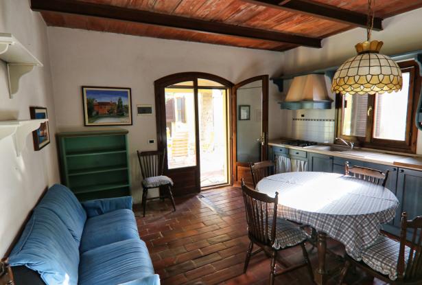 Reconnecting in a small Tuscan farmhouse 16
