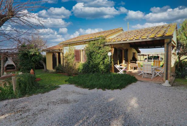 Reconnecting in a small Tuscan farmhouse 6
