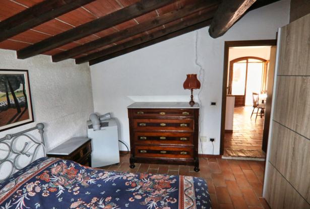 Reconnecting in a small Tuscan farmhouse 32