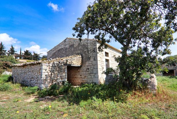 Scicli, stone farmhouse with land 7
