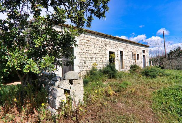 Scicli, stone farmhouse with land 6