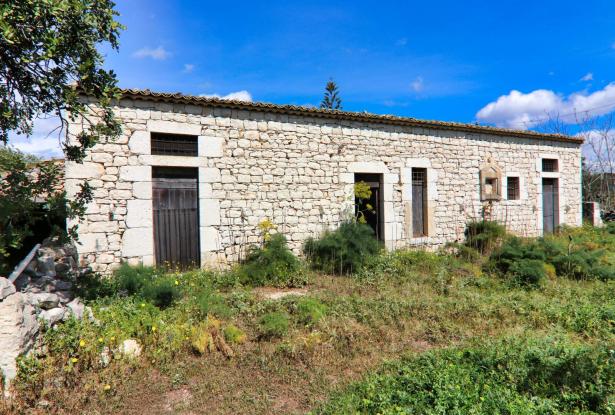 Scicli, stone farmhouse with land 4