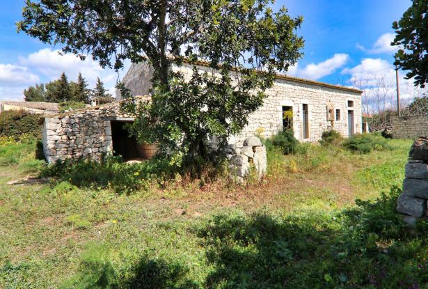 Scicli, stone farmhouse with land 5