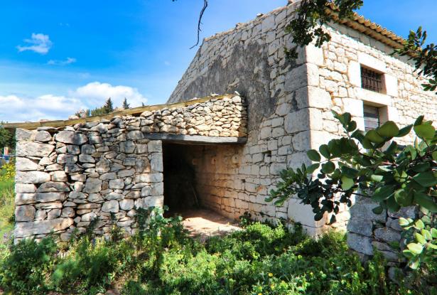 Scicli, stone farmhouse with land 8