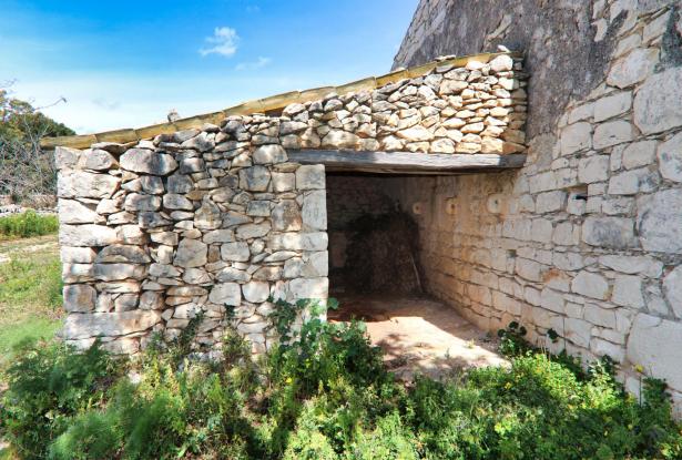 Scicli, stone farmhouse with land 9
