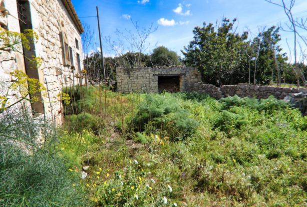 Scicli, stone farmhouse with land 16