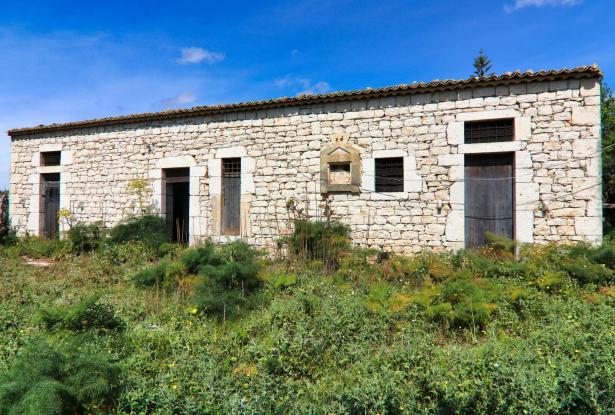 Scicli, stone farmhouse with land 1