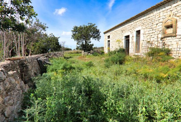 Scicli, stone farmhouse with land 2