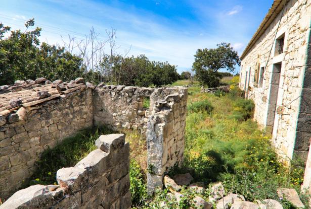Scicli, stone farmhouse with land 18