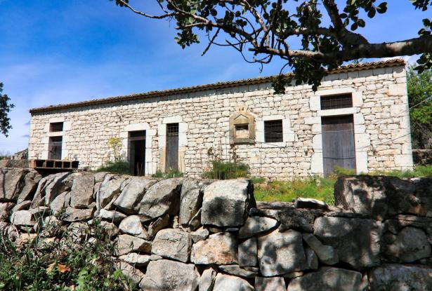 Scicli, stone farmhouse with land 14