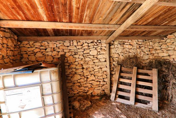 Scicli, stone farmhouse with land 23
