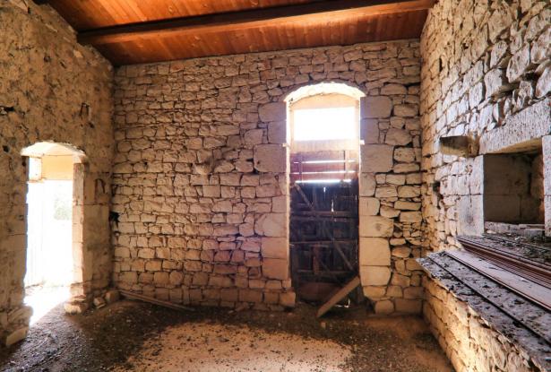 Scicli, stone farmhouse with land 27