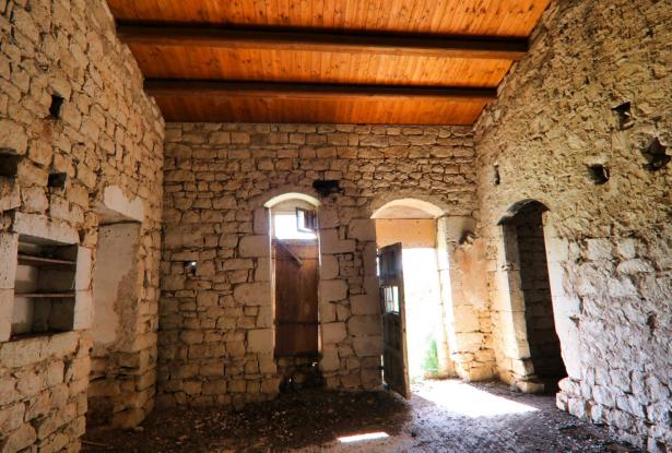 Scicli, stone farmhouse with land 33