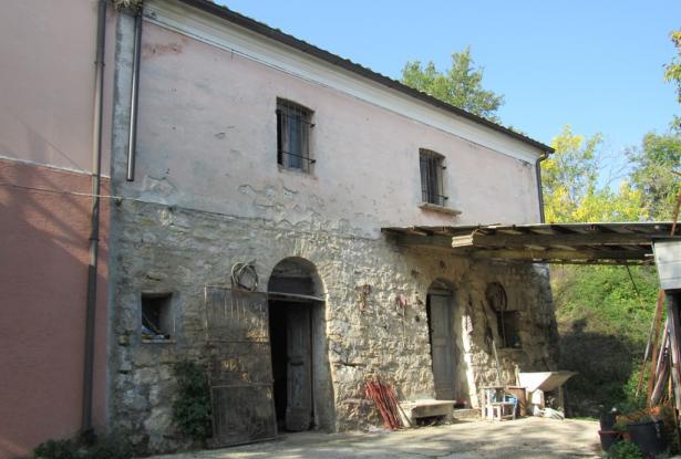 Stone farmhouse, 2 bedrooms, with barn and 1000sqm of garden 1.5km to town with beautiful views 8