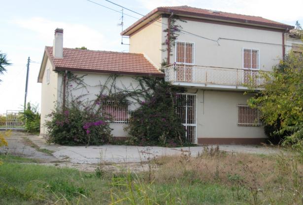 5 km to beach, country house with sea and mountain views, finished, garden and outbuildings 3km to town 0