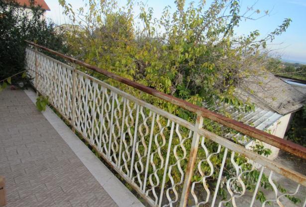 5 km to beach, country house with sea and mountain views, finished, garden and outbuildings 3km to town 7