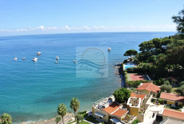 L1003 For sale in Bordighera, beachfront, detached house  1
