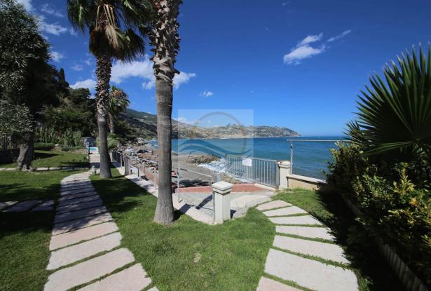 L1003 For sale in Bordighera, beachfront, detached house  9