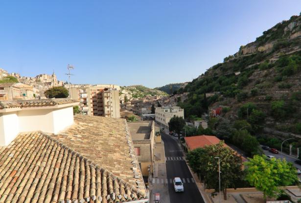 Modica,three-room apartment a stone's throw from San Giorgio 3