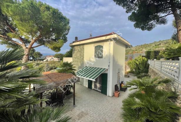 L1203 Villa with garden and sea view for sale in Bordighera 4