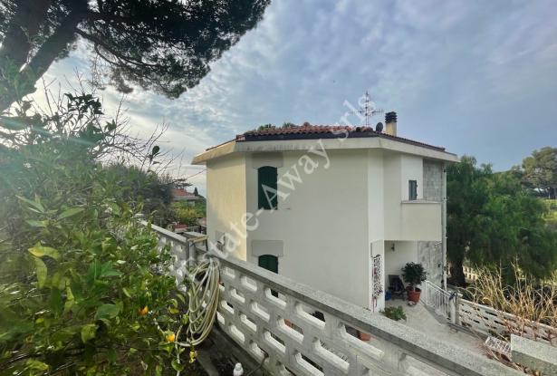 L1203 Villa with garden and sea view for sale in Bordighera 6