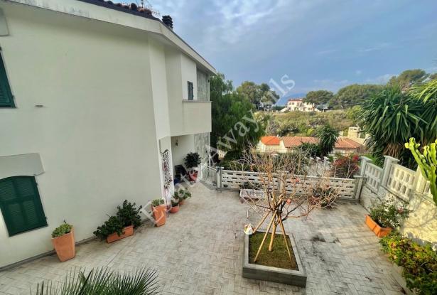L1203 Villa with garden and sea view for sale in Bordighera 7