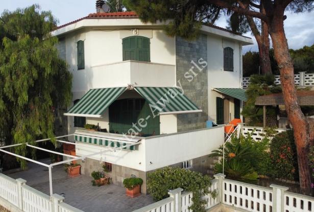 L1203 Villa with garden and sea view for sale in Bordighera 0