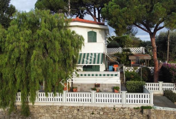 L1203 Villa with garden and sea view for sale in Bordighera 1