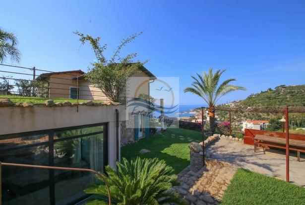 L1117 Ligurian style villa with swimming pool and sea view for sale in Bordighera. 1