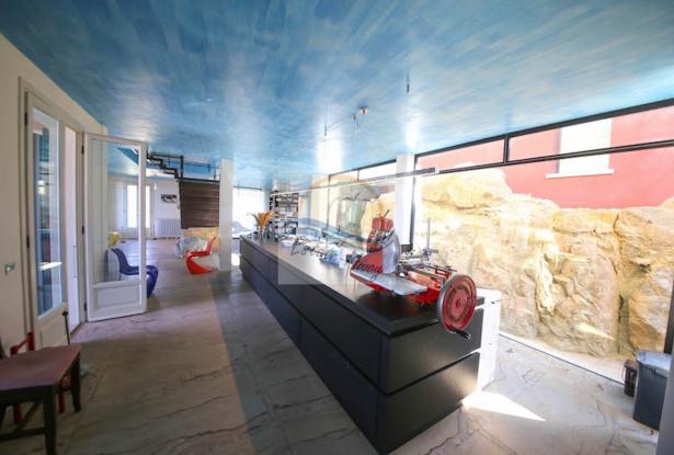 L1117 Ligurian style villa with swimming pool and sea view for sale in Bordighera. 11