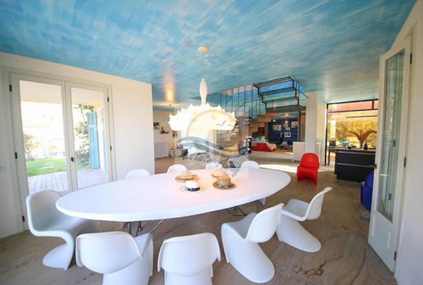 L1117 Ligurian style villa with swimming pool and sea view for sale in Bordighera. 12