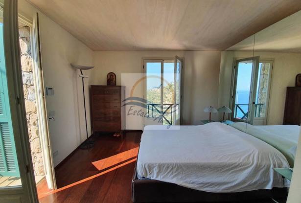 L1117 Ligurian style villa with swimming pool and sea view for sale in Bordighera. 15