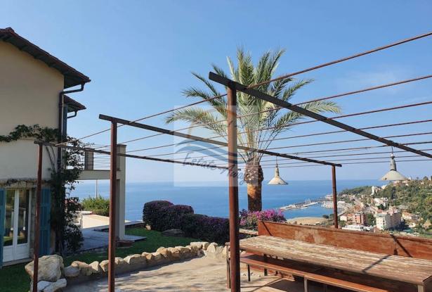 L1117 Ligurian style villa with swimming pool and sea view for sale in Bordighera. 16