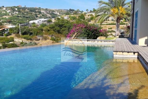 L1117 Ligurian style villa with swimming pool and sea view for sale in Bordighera. 2
