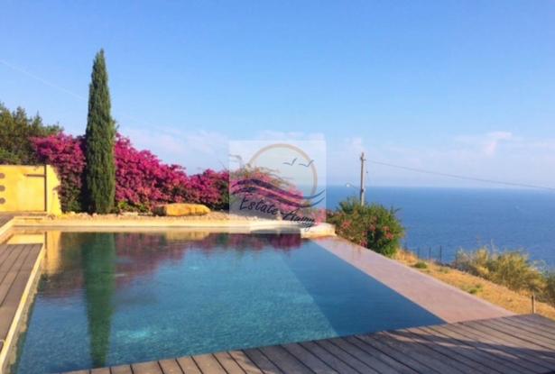 L1117 Ligurian style villa with swimming pool and sea view for sale in Bordighera. 3