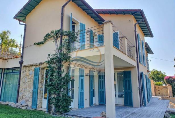 L1117 Ligurian style villa with swimming pool and sea view for sale in Bordighera. 5