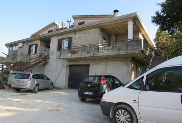 200sqm country house, 4 bedrooms, garage, 5000sqm of land with mainly olives, shed, and sea and mountain views 12km to the beach. 0
