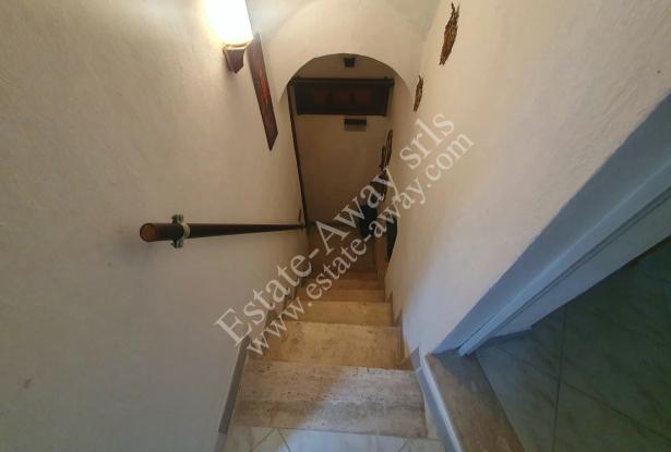 L1212 Apartment with terrace for sale in the historical centre of Bordighera. 8