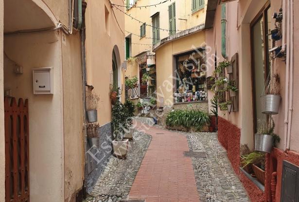 L1212 Apartment with terrace for sale in the historical centre of Bordighera. 9