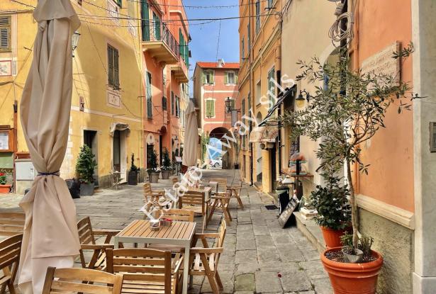 L1212 Apartment with terrace for sale in the historical centre of Bordighera. 11