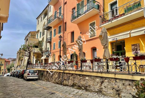 L1212 Apartment with terrace for sale in the historical centre of Bordighera. 12