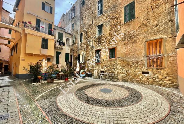 L1212 Apartment with terrace for sale in the historical centre of Bordighera. 13