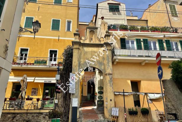 L1212 Apartment with terrace for sale in the historical centre of Bordighera. 14